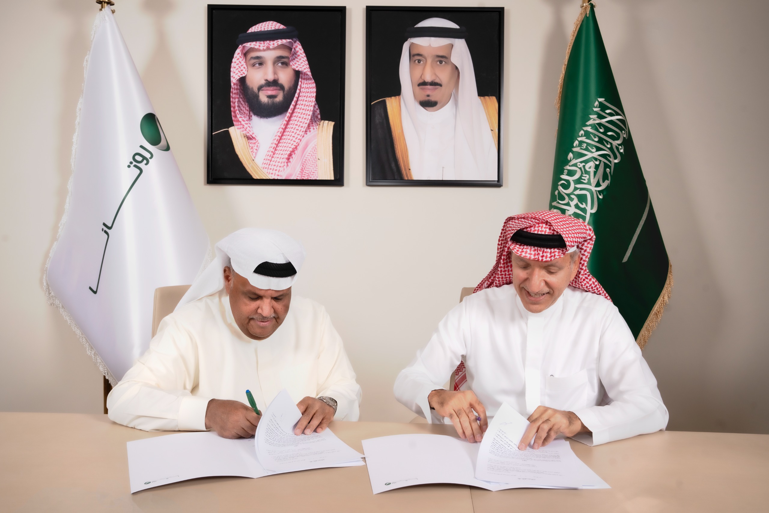 • تحية حب من نبيل شعيل للأمير الوليد بن طلال خلال زيارته مكاتب روتانا الجديدة ..وتفاصيل تجديد تعاقده